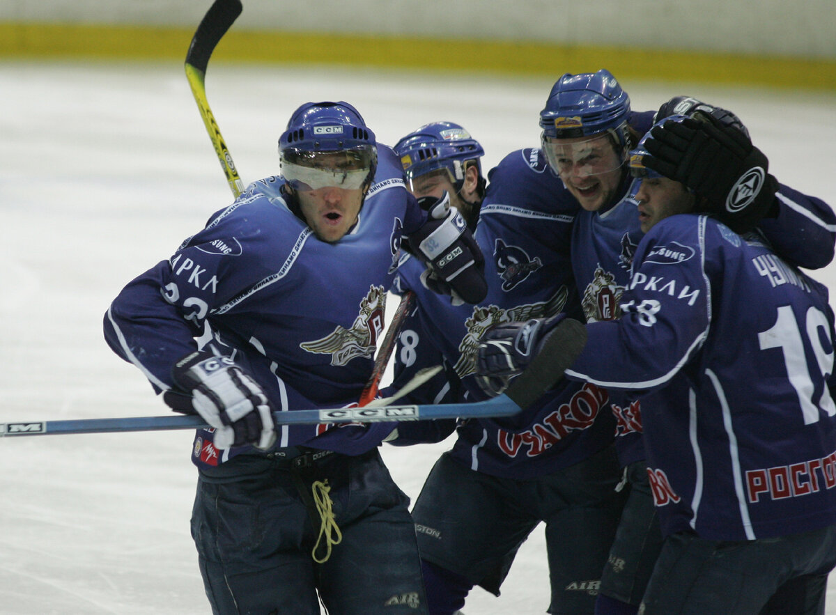 Динамовцы Александр Овечкин, Александр Ждан, Илья Никулин и Алексей Чупин (слева направо) в чемпионском сезоне-2004/05. Фото Александр Федоров, «СЭ»