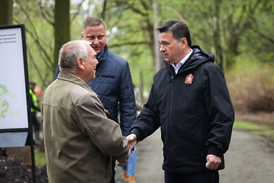    Губернатор Подмосковья Андрей Воробьев в ходе визита Ольгинского лесопарка в Балашихе © Антон Чернов, «Подмосковье Сегодня»