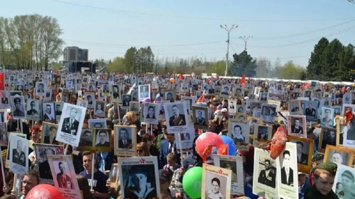 Жители Бердска 9 Мая в рядах «Бессмертного полка». Фото: Курьер.Среда