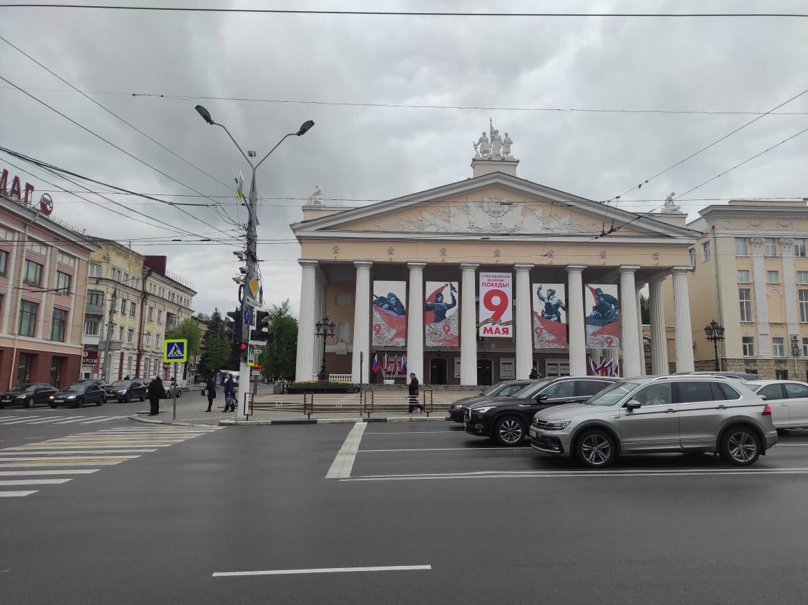    В Брянске разбили красивые клумбы тюльпанов к Дню Победы avchernov