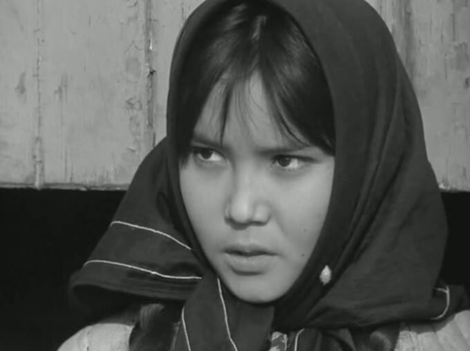 Наталия Аринбасарова в х/ф «Первый учитель» / Мосфильм, Киргизфильм