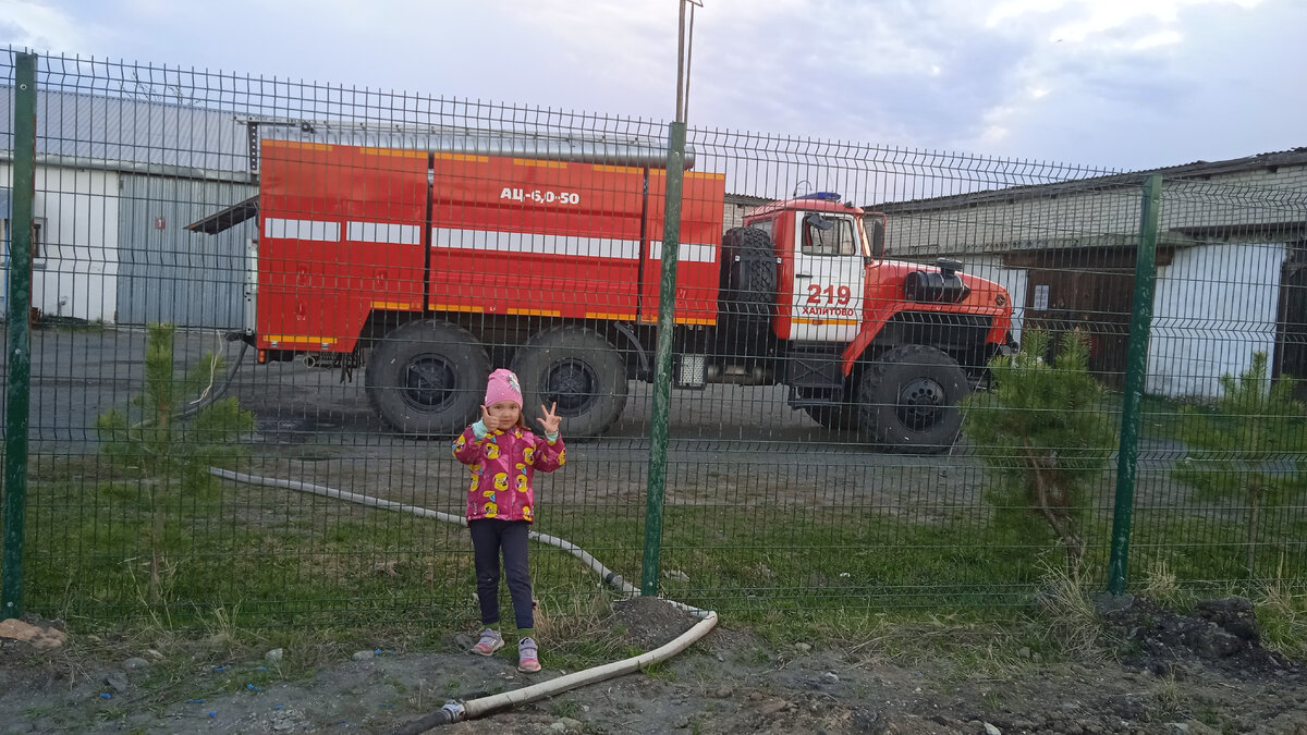 Малика помогает. Нажала кнопку для подачи воды, чтобы пожарная машина всегда была полная воды. 