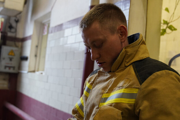    «Все будут стоять друг за друга как одна семья»: как проходит рабочая смена пожарного в Кировской области