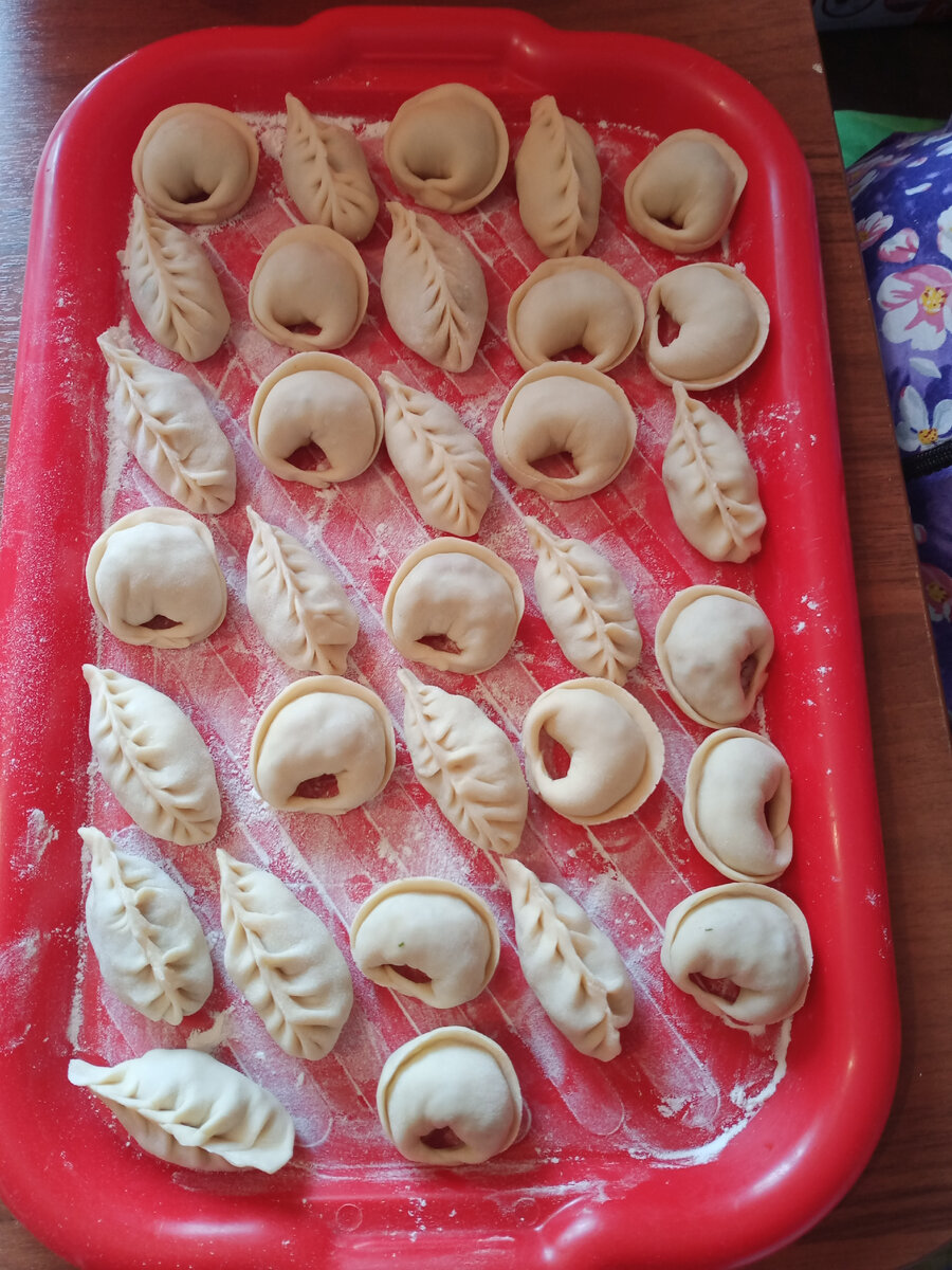 из личного архива, Лепили с бабулей... она по старинке своей пельмешки, а я в форме курзе.