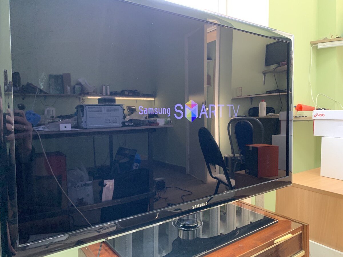 Samsung UE40D5500 перезагружается после логотипа SMART TV