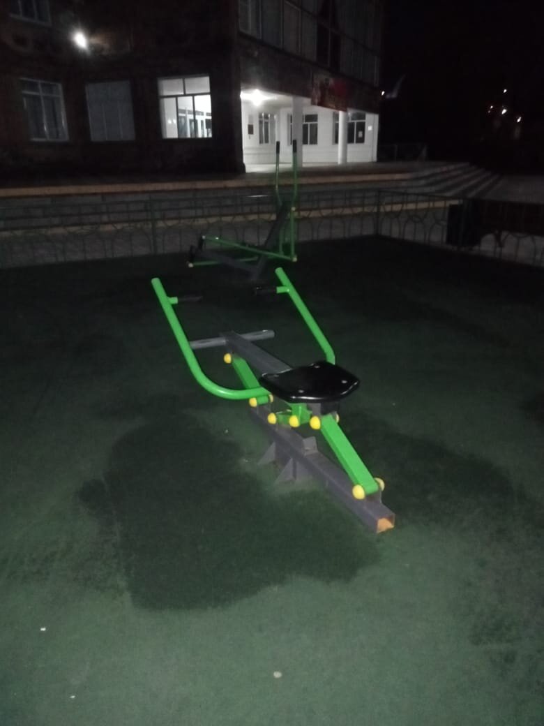 Фото автора.  Тренажёры возле ДК Буренкова