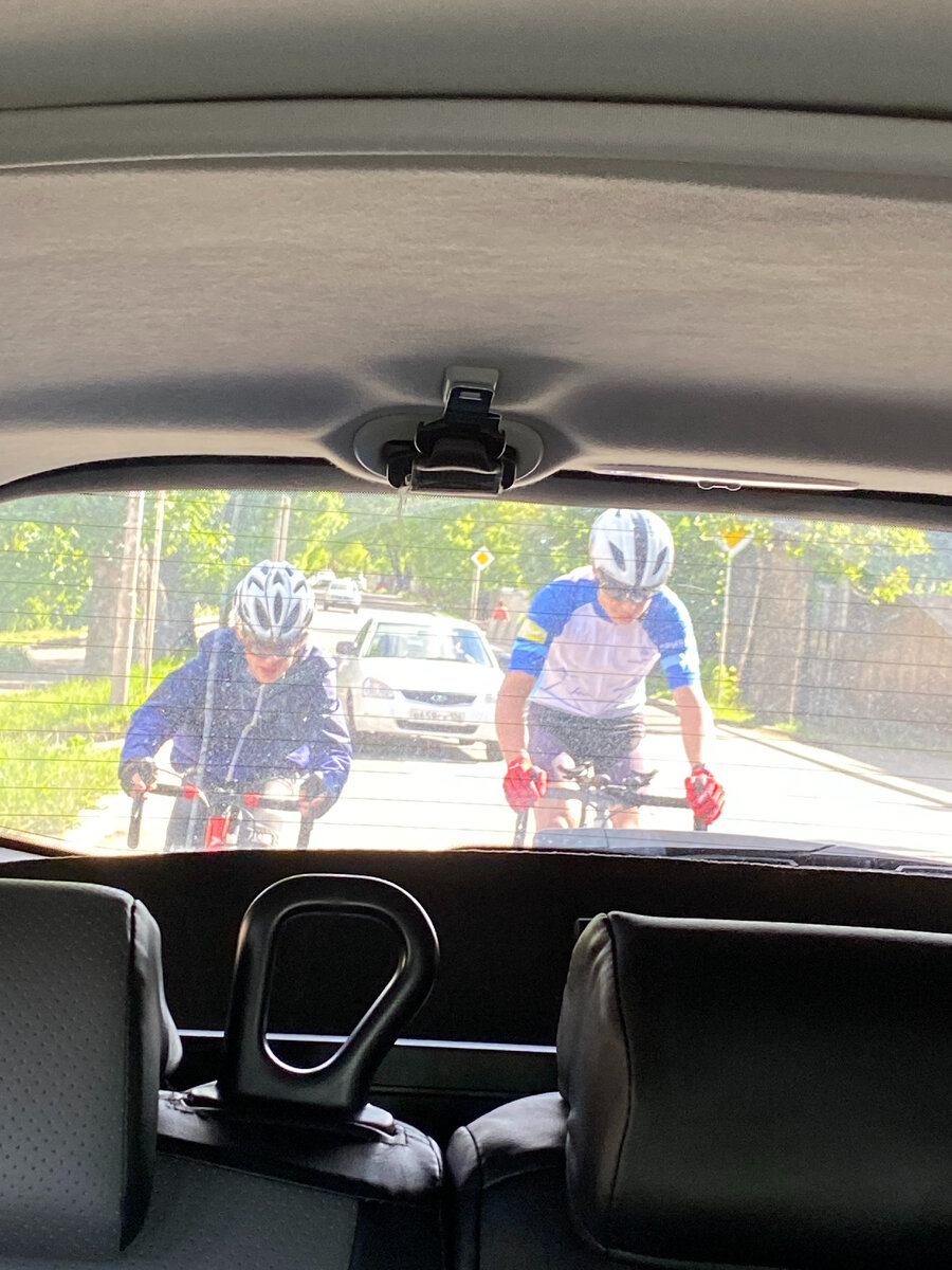 Раскатывается Дима с другом