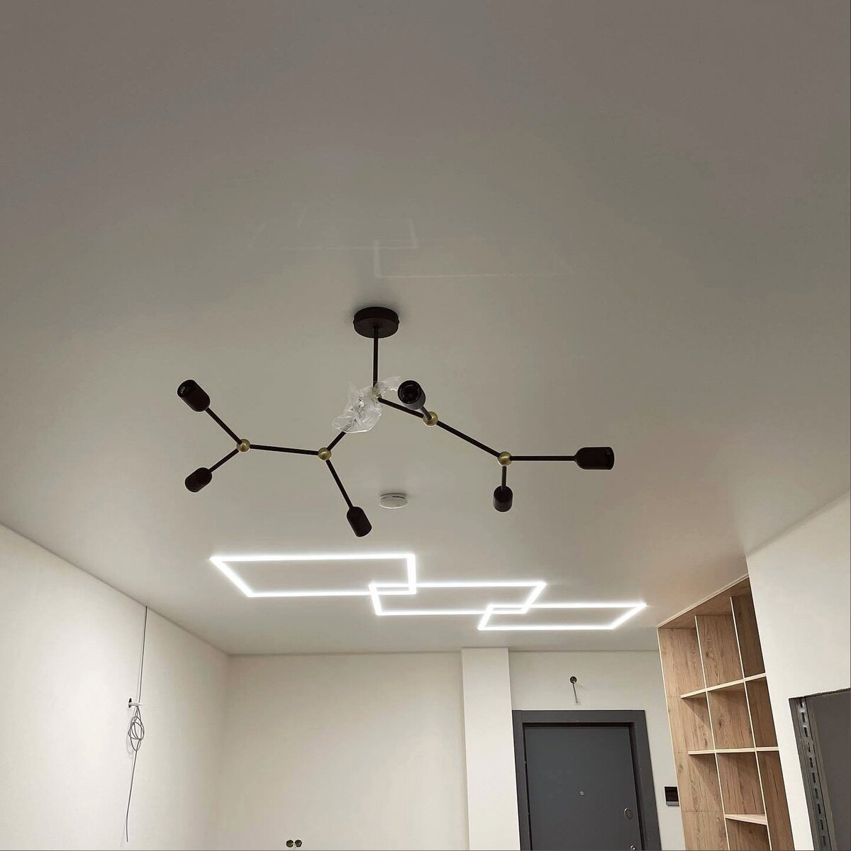 Вариант натяжного потолка (листайте карусель)