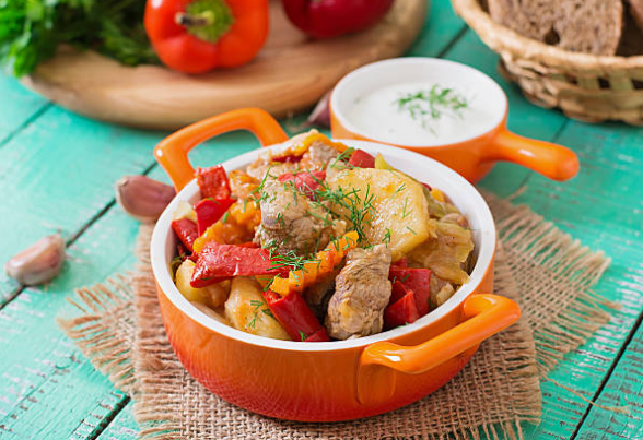 Жаркое из свинины в горшочке