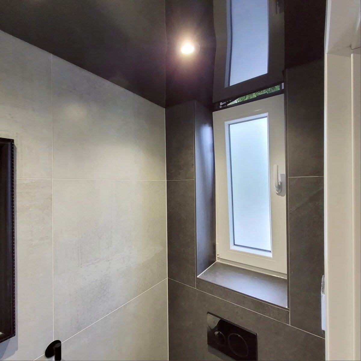 Вариант натяжного потолка в ванной