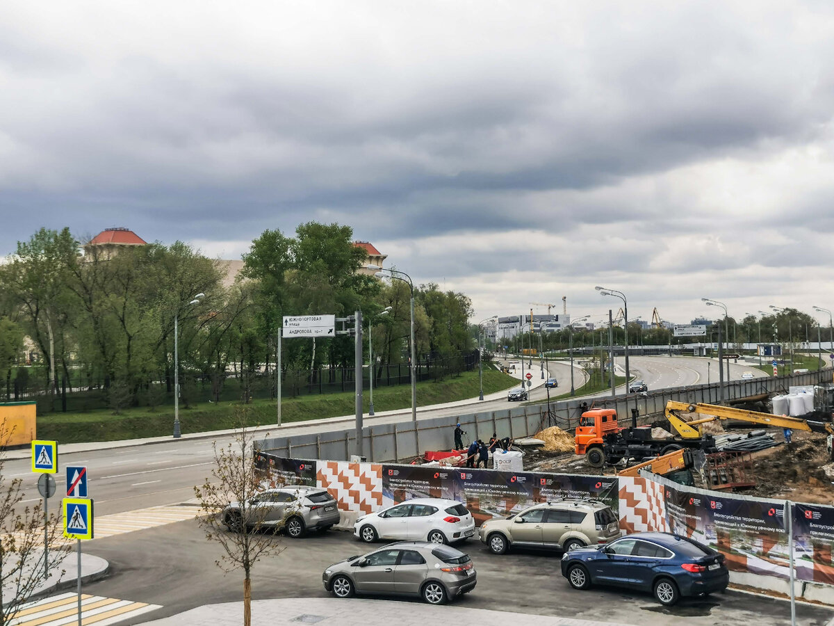 Вид в сторон Кожуховского моста. Как видите, кадр портит стройка.