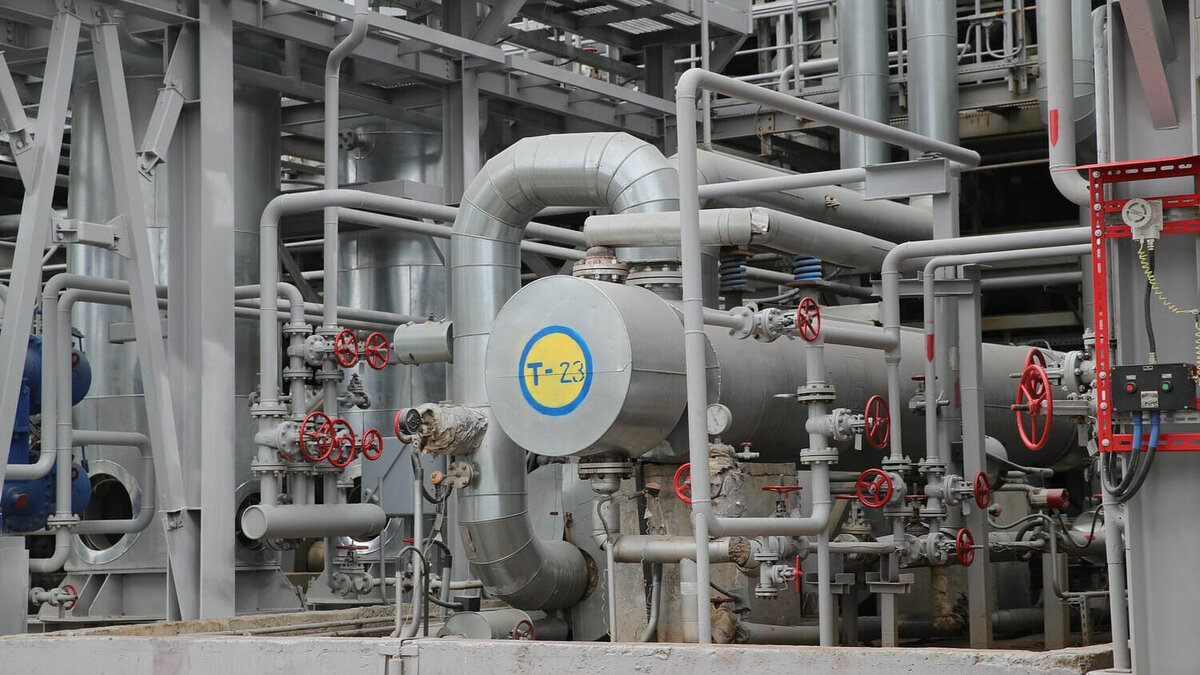     Сегодня ночью беспилотник атаковал Новошахтинский нефтеперерабатывающий завод, новость об этом активно обсуждают в соцсетях ростовчане.