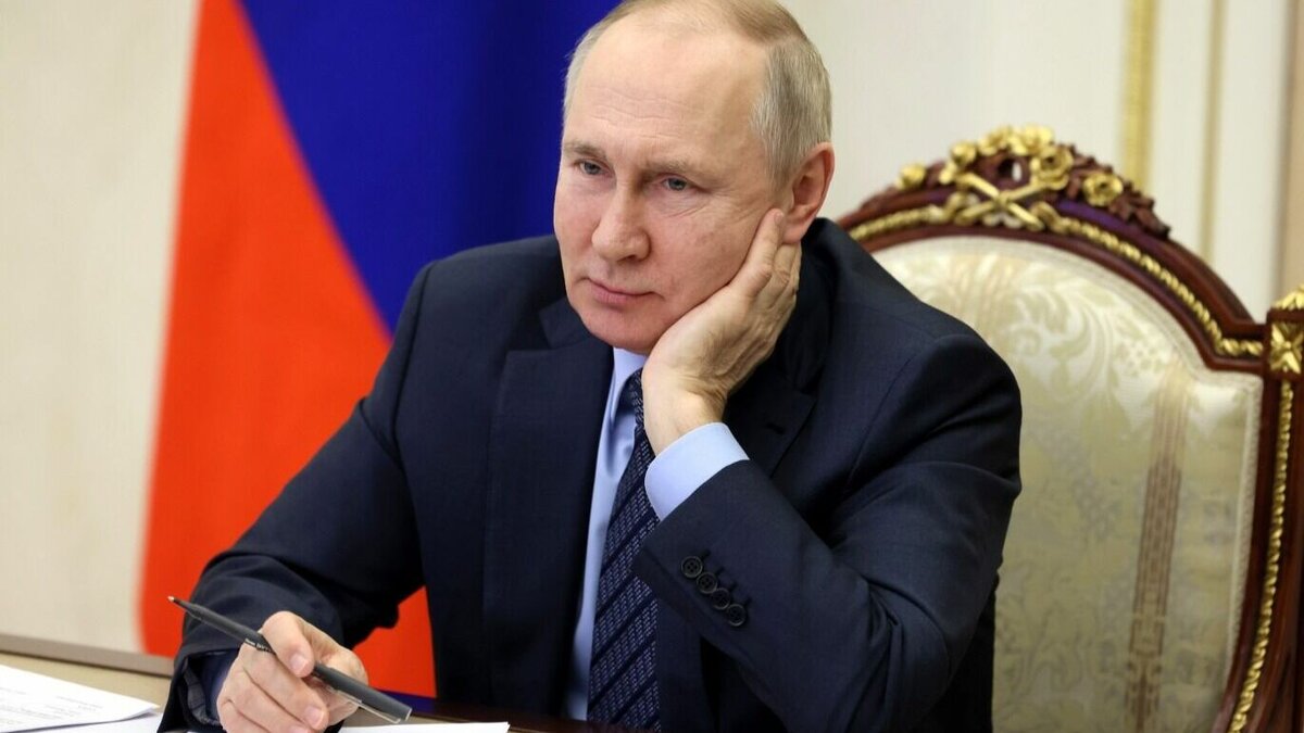     Пресс-секретарь российского президента Дмитрий Песков рассказал о реакции Владимира Путина на произошедшую накануне атаку беспилотников на здание Кремля. По словам Дмитрия Пескова, российский президент сохранял спокойствие и был четок в командах.