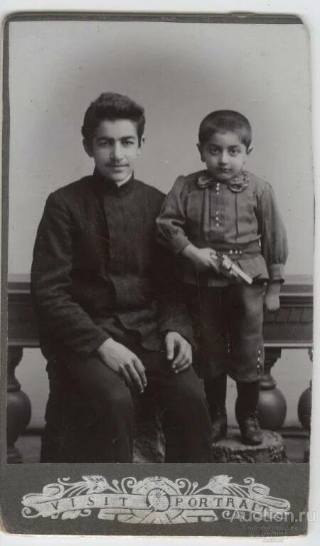 Л. Берия в раннем детстве (сфотографирован стоя)