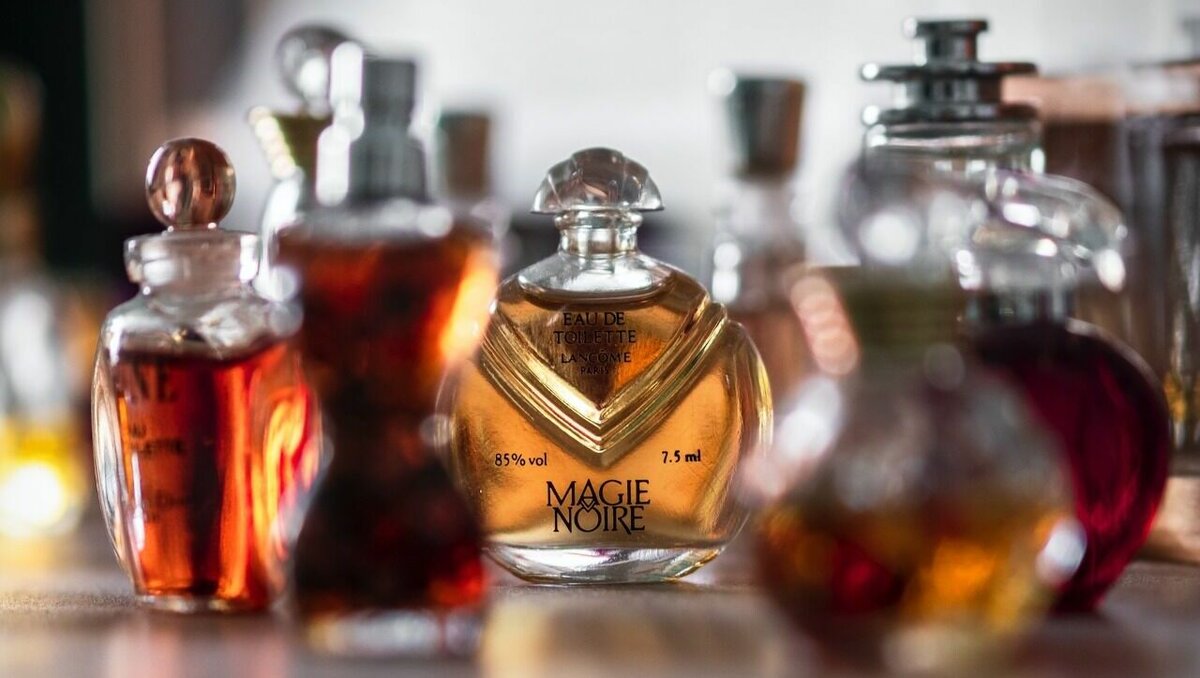     В Ростове грабители ворвались в магазин косметики в ЦУМе и отбили у охранника три флакона духов от Versace, об этом сообщили в местном Telegram-канале.