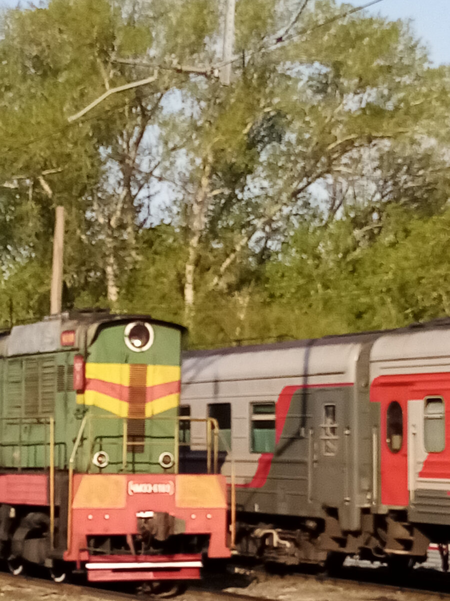 Тепловозы, поезда мелькают, как всегда (все фото автора).