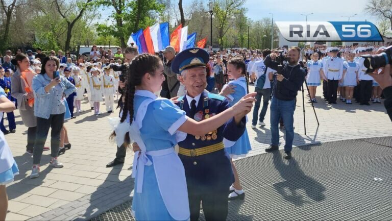    Почти 50 тысяч оренбуржцев станцевали «Вальс Победы» Белов Михаил Александрович