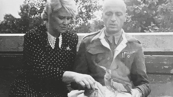 Этот кадр сделан мной с экрана компьютера - на фото фрагмент снимка 1947 г. - Антонина и Ян Жабинские