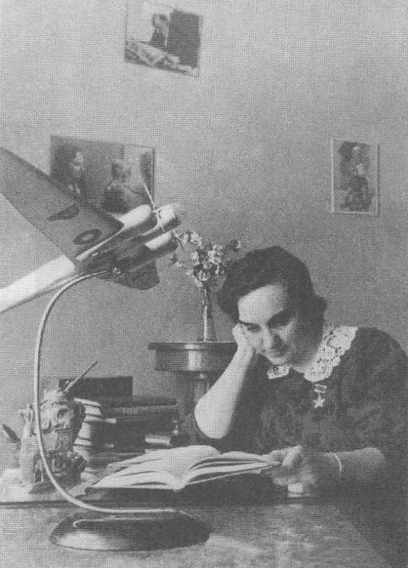 Герой Советского Союза, полковник В.С. Гризодубова в своем кабинете; слева – макет самолета АНТ-37 «Родина». РГАНТД. СИФ № 330. Л. 30