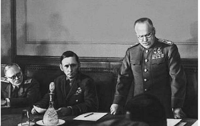 Жуков зачитывает акт о капитуляции в Карлсхорсте. Рядом с Жуковым — Артур Теддер 