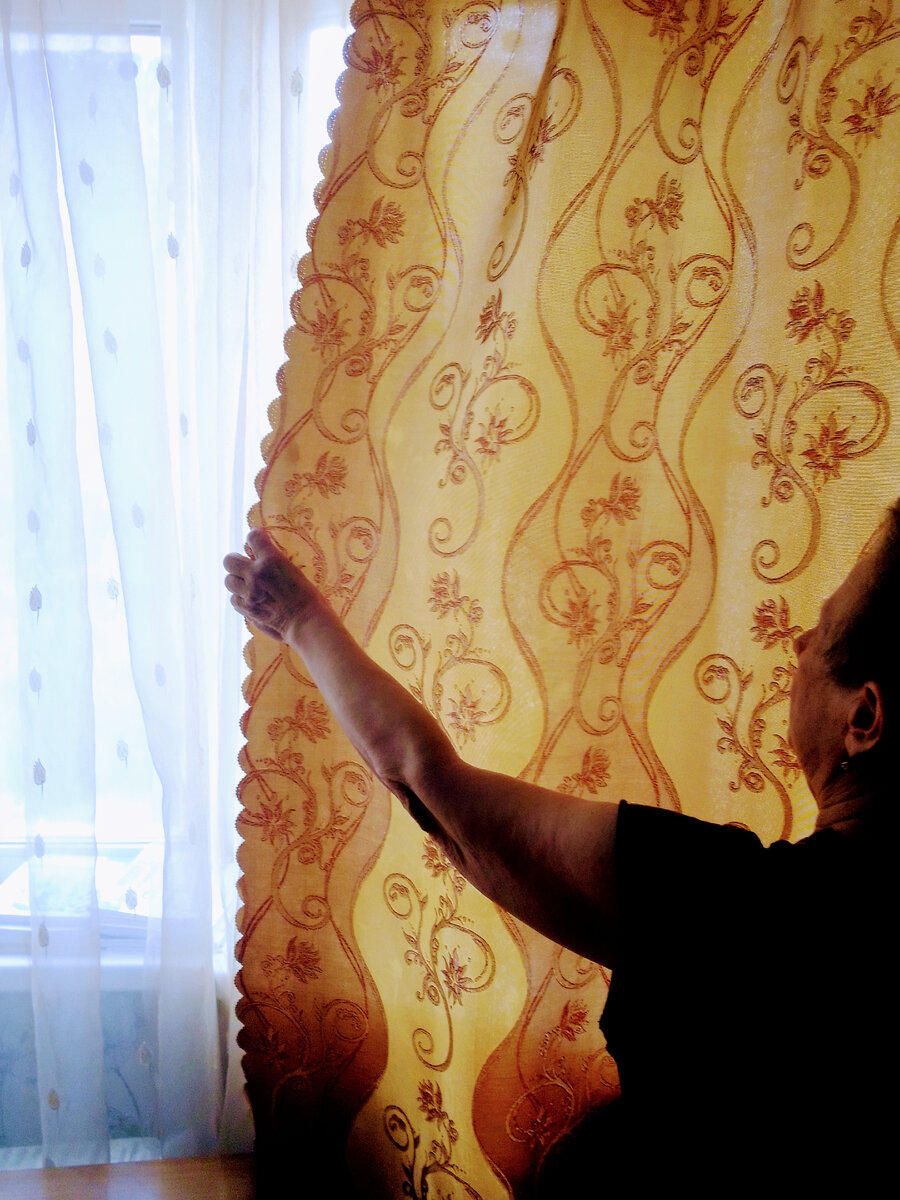 Егор Степанович никогда не забудет,как он сидит за письменным столом и готовит уроки,а мать,Мария Захаровна,прибегает в его комнату и поспешно закрывает шторки окон. Фото к рассказу "Миллион" книги "Командоры". Автор рассказа "Миллион" книги "Командоры" и фото В.А.Галашевский 6 мая 2023 г.