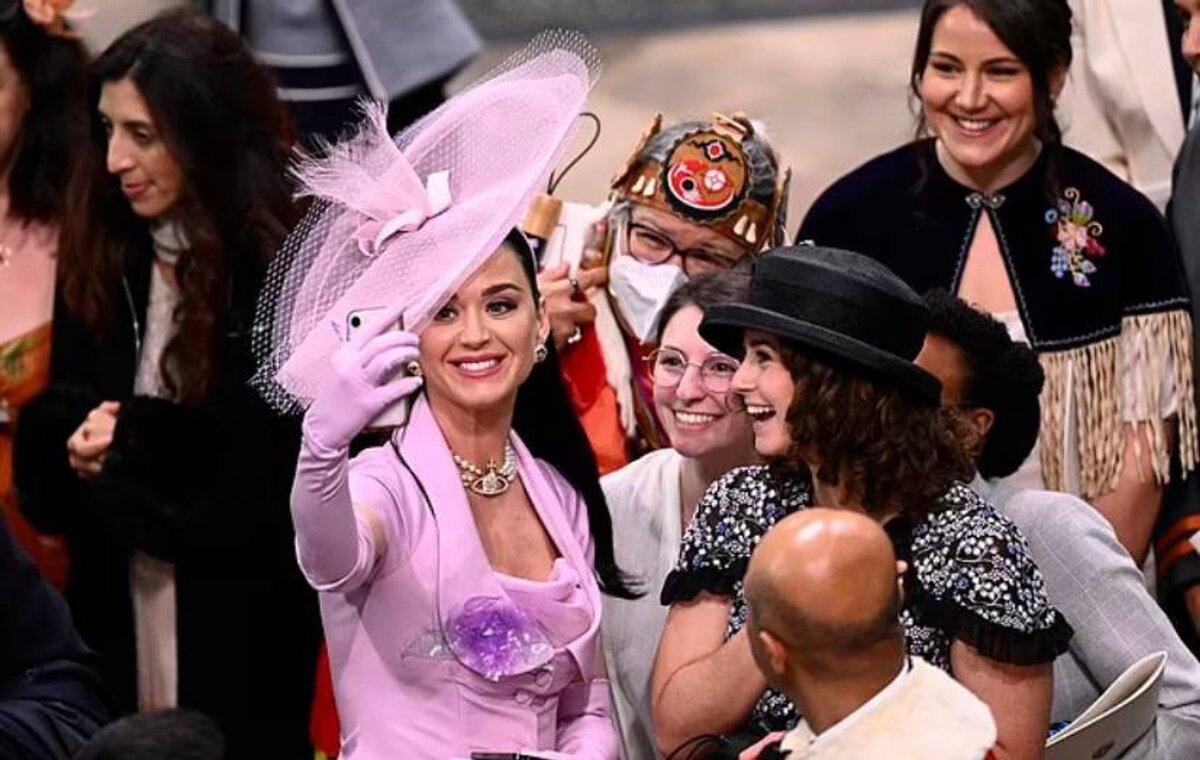    Селфи с гостями Фото: Daile Mail