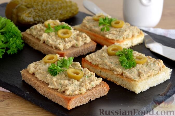 тунец консервированный, яйца, огурцы маринованные, оливки, зелень петрушки, сметана, соль, хлеб