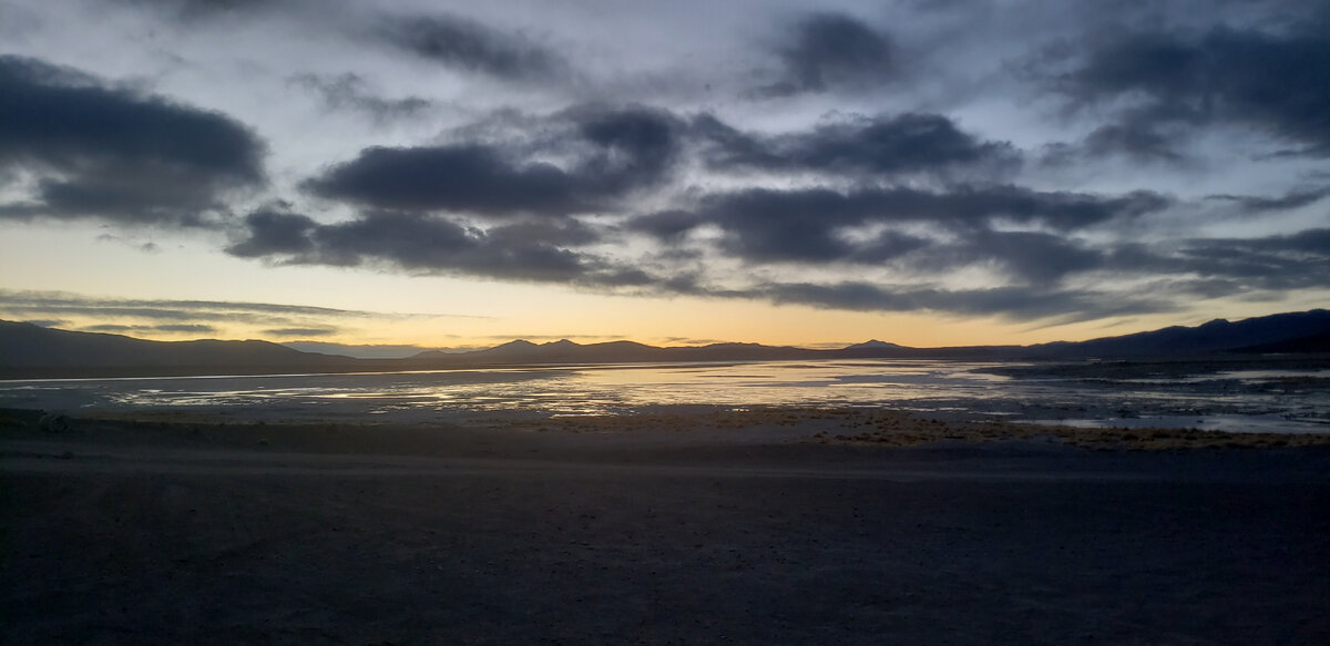 Озеро на рассвете