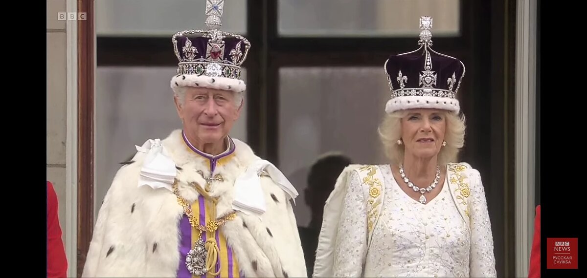 Король Карл III и Королева-консорт Камилла. Официальная картинка с трансляции BBC News. Русская служба. YouTube.