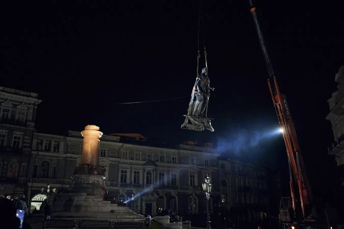 Демонтаж памятника Екатерине II в Одессе. Фото: AP Photo / LIBKOS
