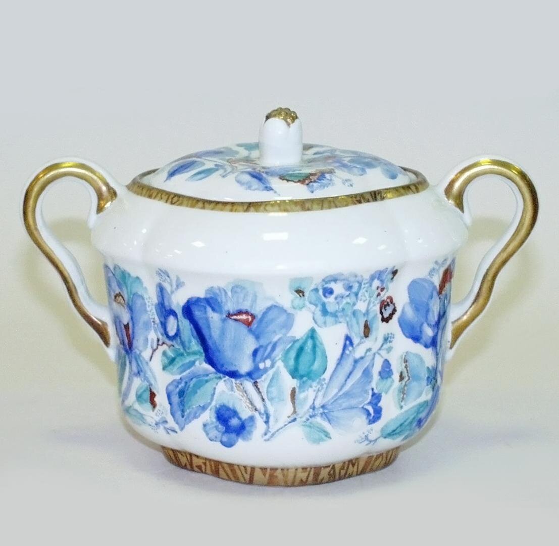 Сахарница с крышкой "Колокольчики". 1945. Автор формы Яковлева С.Е., автор росписи Ливчак С.В. Роспись  надглазурная полихромная, позолота. Размеры: 11,0*15,5*10,3 см. Собрание Эрмитажа. Инв. номер Мз-С-2101. Изображение взято из каталога Эрмитажа. 