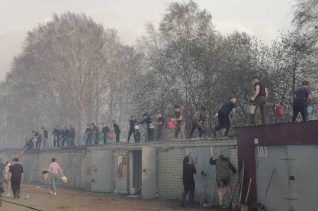    Жители сплотились против стихии Фото: скриншот из видео ТГ-канала "Тюмень №1"