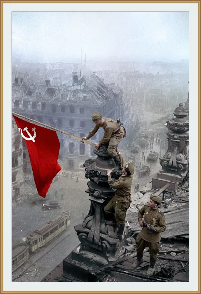      / The Soviet Banner of Victory on the Reichstag / :   / Photo: Yevgeni Khaldei / /      Klimbim