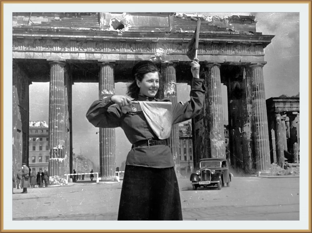  , ,  , 1945 / Red Army traffic controller, Berlin, Brandenburger Tor /   - 