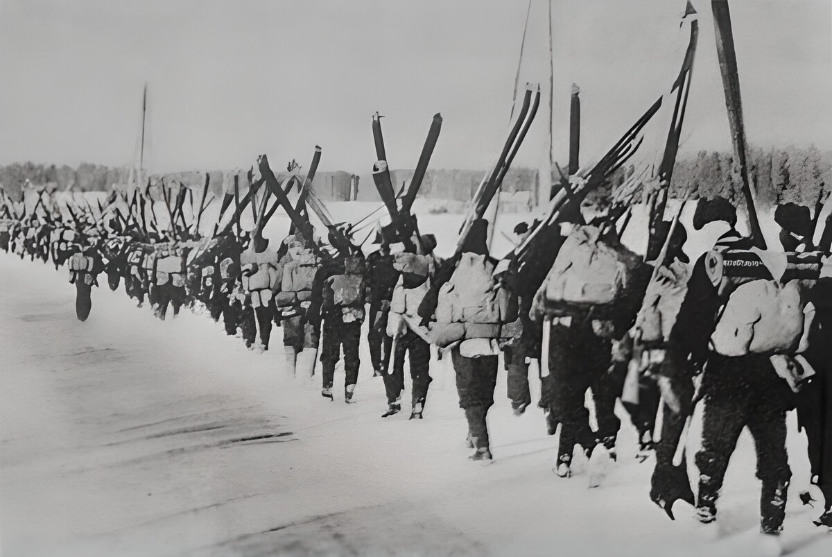 На фото советские солдаты на нем выборге. Армия Финляндии 1940.