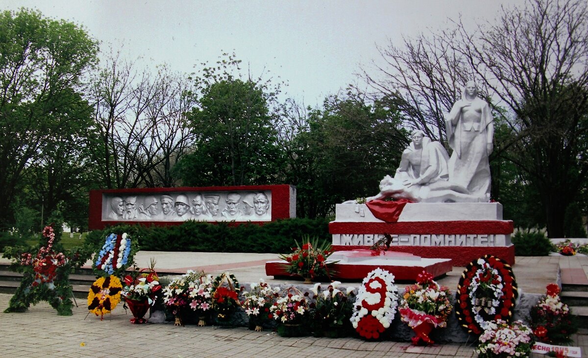 Аллея памяти мончегорск. Мемориал живых. В москве на кременчугской памятник. Мемориал живых. Мемориальный комплекс в селе константиновка мелитопольского района.