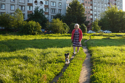    Женщина гуляет с собакой на улице в городе Коломна ©Пелагия Тихонова РИАМО