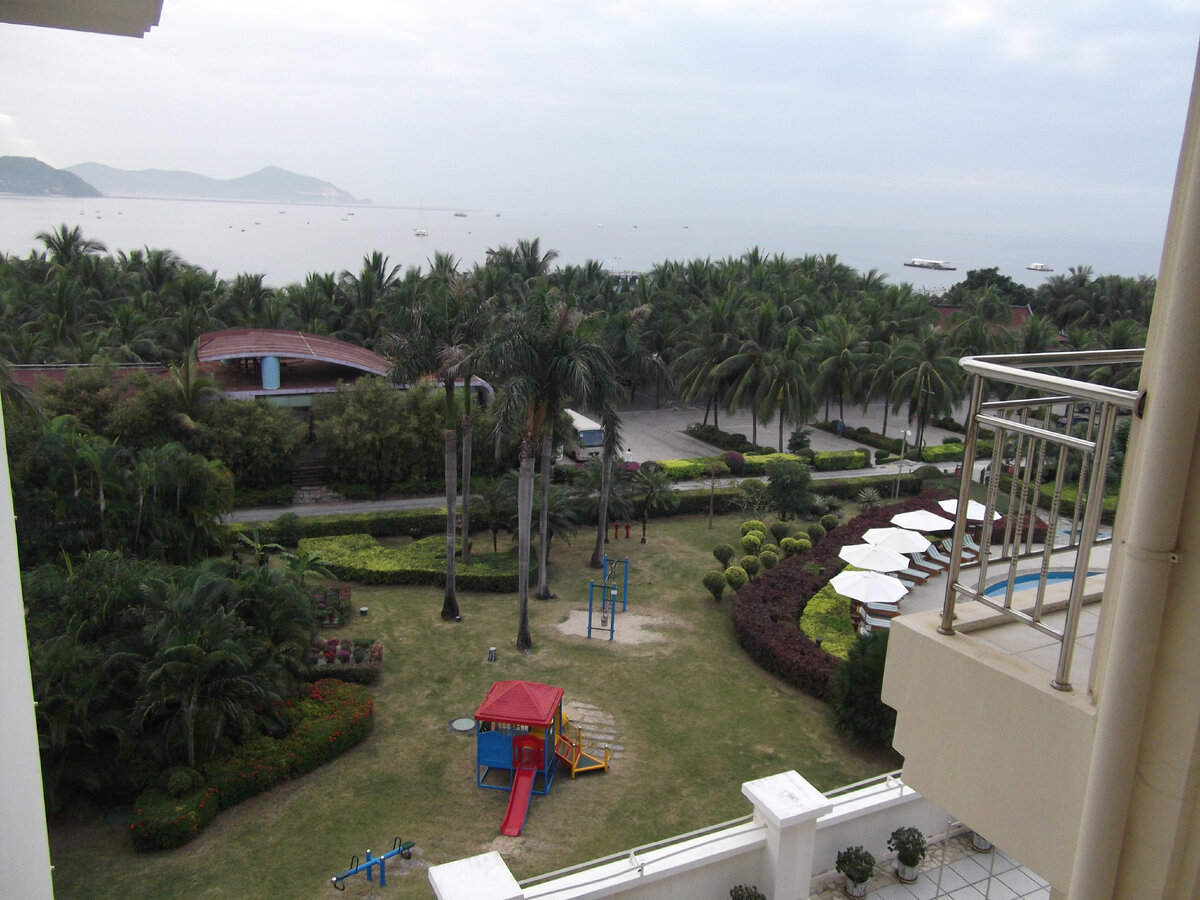 площадка перед отелем