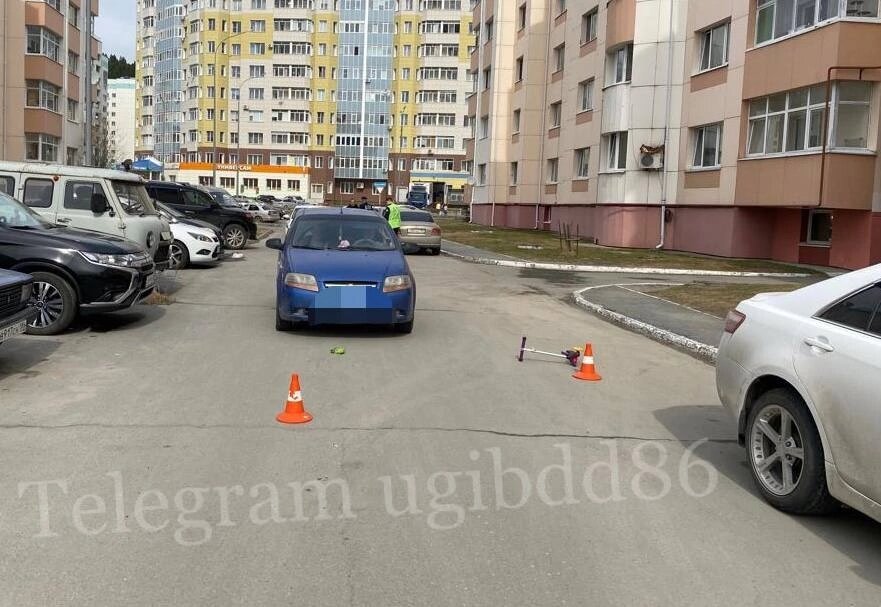    В Югре под колеса автомобилей попали трое детей