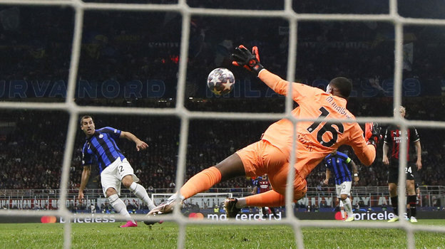    Генрих Мхитарян забивает гол в ворота голкипера «Милана» Майка Меньяна. Reuters