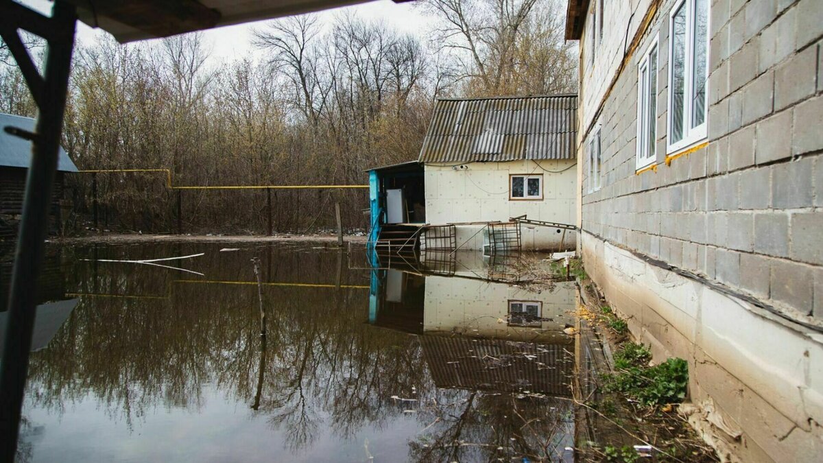     От воды конструкция дома приходит в негодность. Местные жители переживают за собственную безопасность.
