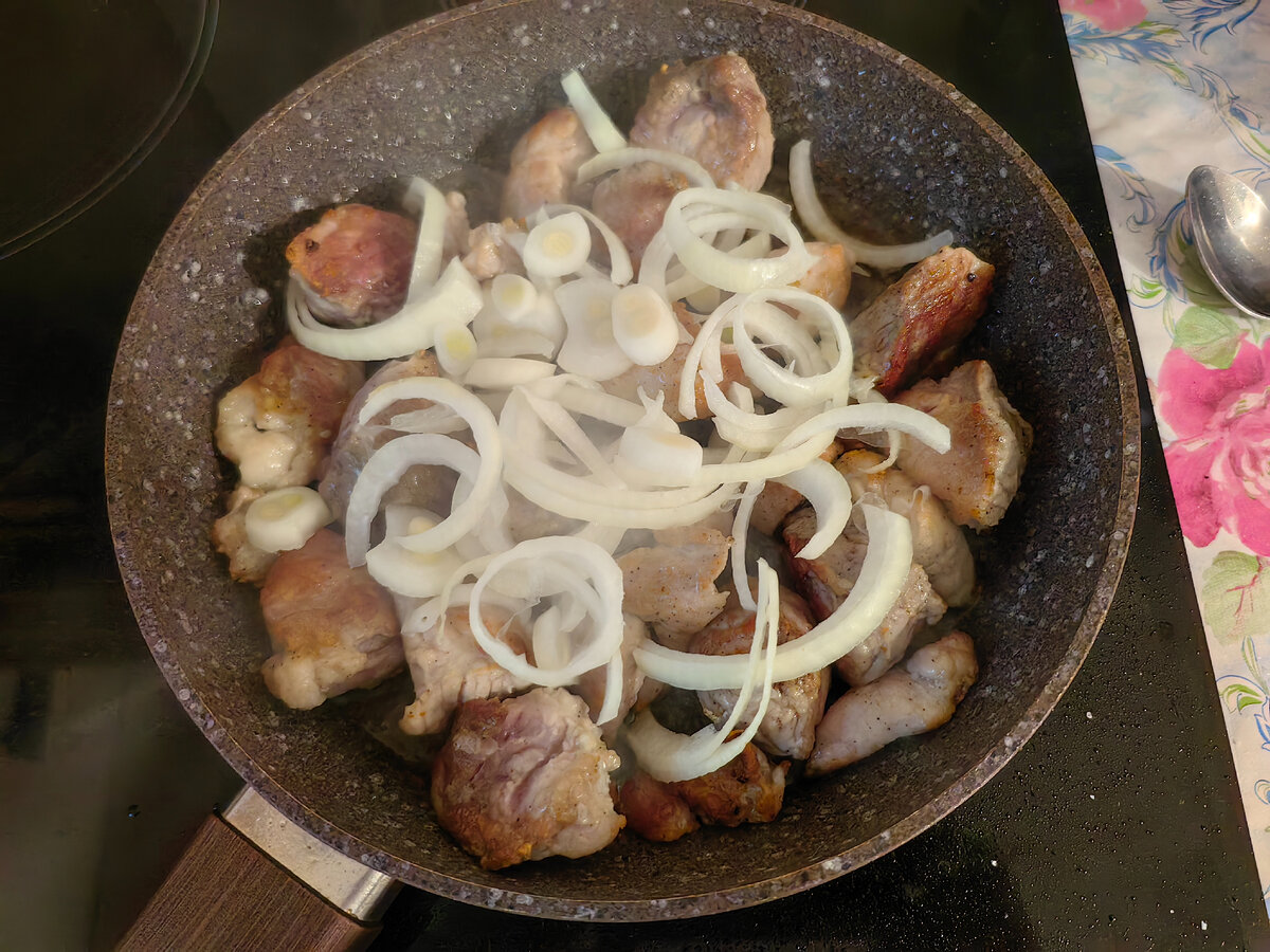 Жарим свинину с луком на сковороде: рецепт с фото