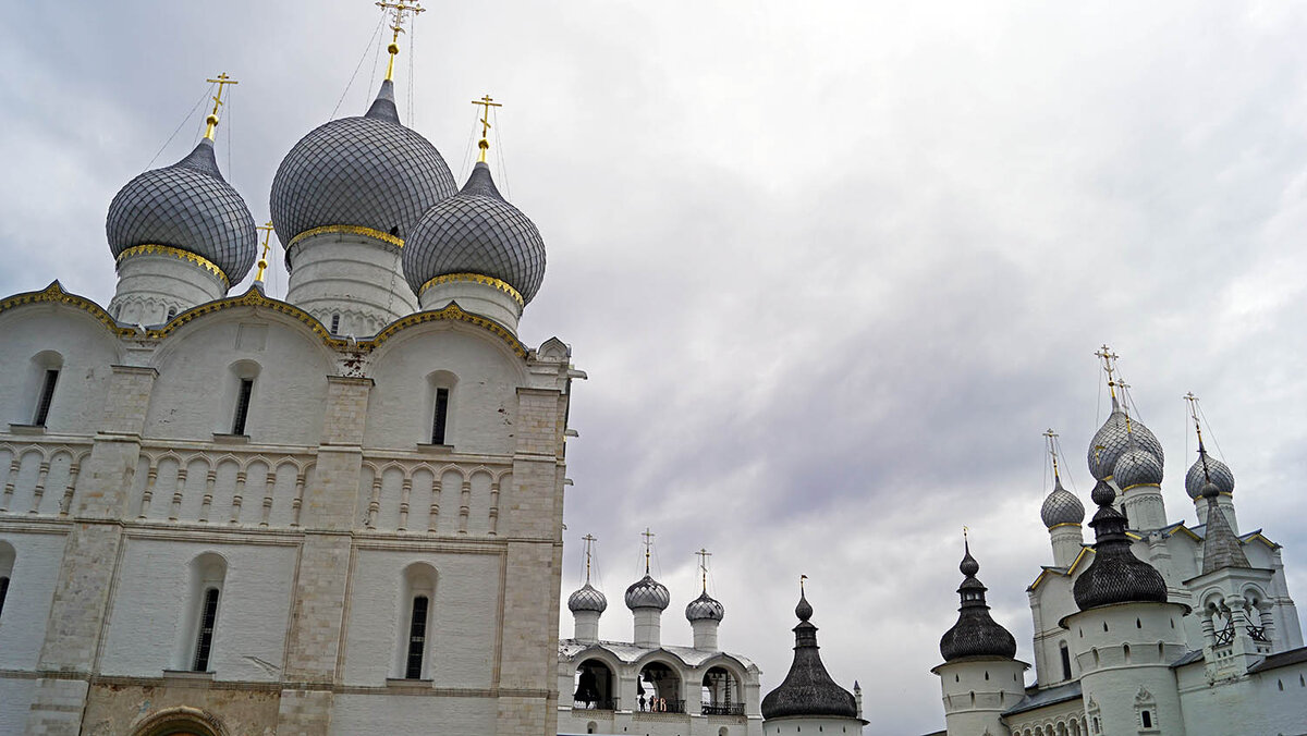 На территории кремля красивейшие соборы, палаты, звонницы и, конечно, башни.