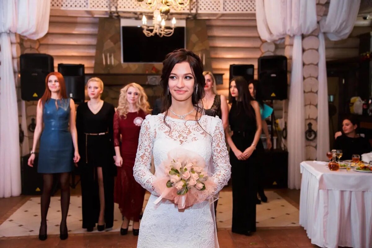 Доченька готовится бросать букет подругам!