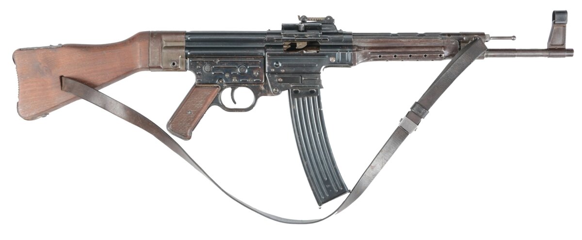 Германская штурмовая винтовка StG-44 калибра 7,92 мм.