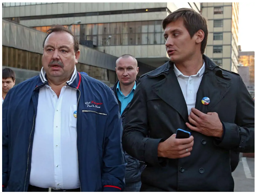 на фото Дмитрий Гудков справа.