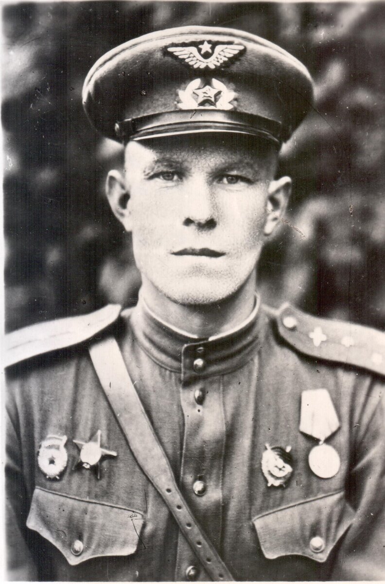 Ст. лейтенант Сидоров П.П. летчик разведывательной эскадрильи