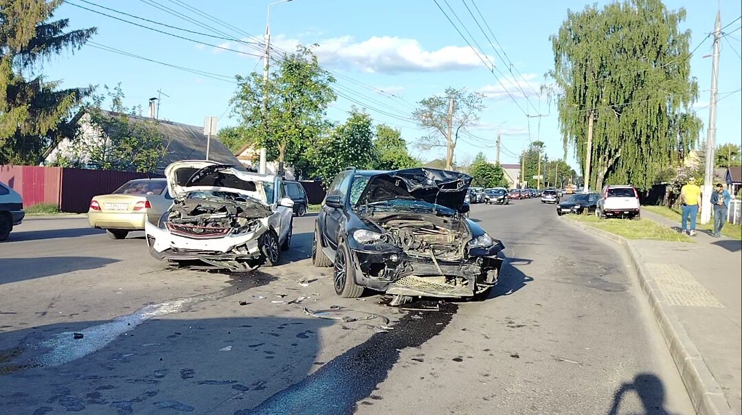    Назвали причину столкновения в Брянске черного и белого джипов на Городище avchernov