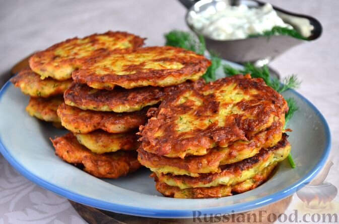 картофель, яйца, рыба (филе), мука, лук репчатый, масло растительное, соль, перец чёрный молотый, зелень укропа, сметана (для подачи), чеснок (для подачи)