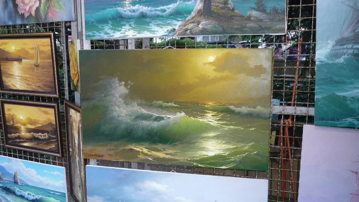 Бурные волны житейского моря в изображении уличных художников Ялты. Фото автора канала Птичка Степная